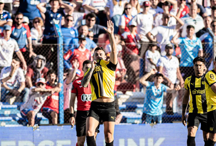 Nacional y Peñarol igualaron 2 a 2 en el Parque Central por el Clausura del fútbol  uruguayo 